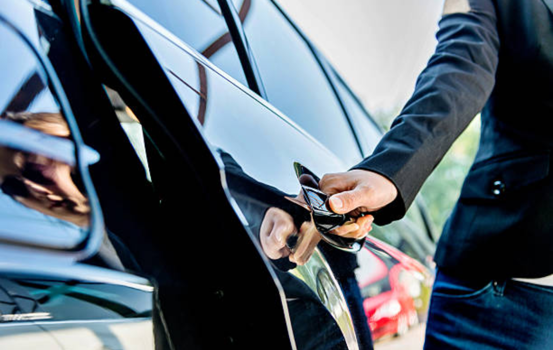 How do I book a taxi from Southend Airport to Bracknell with Airport Taxi 365